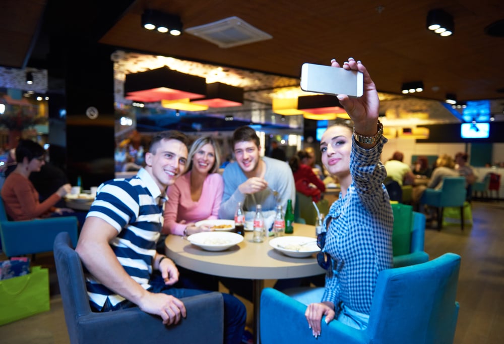 friends have lanch break in shopping mall, eating italian fast food